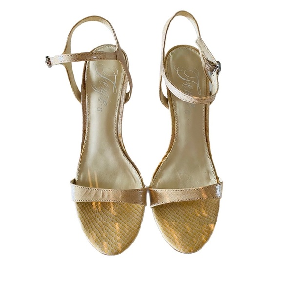 Fergie High Heel Sandals with Ankle Straps, Nude Beige Tan Neutral, sie 7.5 - Picture 1 of 6